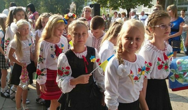 Школьники Запорожья отпраздновали День знаний в патриотических нарядах (фото)