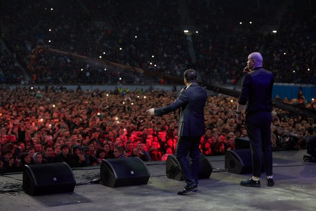 Зеленский оторвался на концерте известного певца: яркие фото и видео