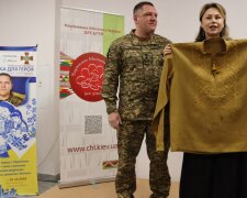 Сотні рук і сердець: як у Національній бібліотеці для дітей створили особливу вишиванку для Героя