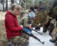 Девушек в Правом секторе учат разбирать автомат (фото)