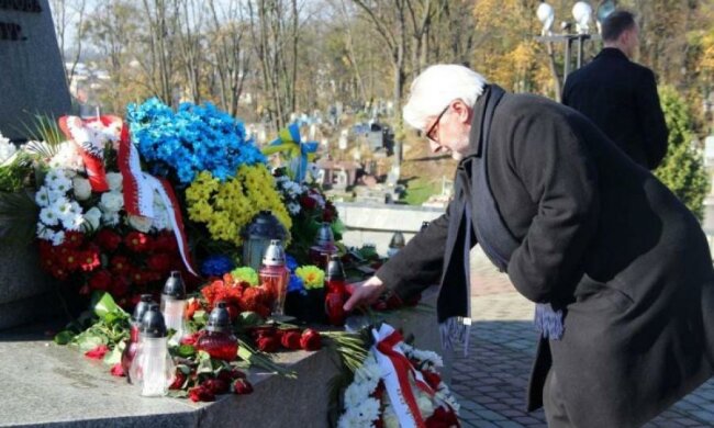 Додавили! Варшава пошла на уступки по "черному списку"