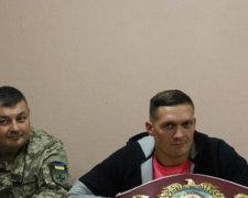 Усик показав прикордонникам свою гордість