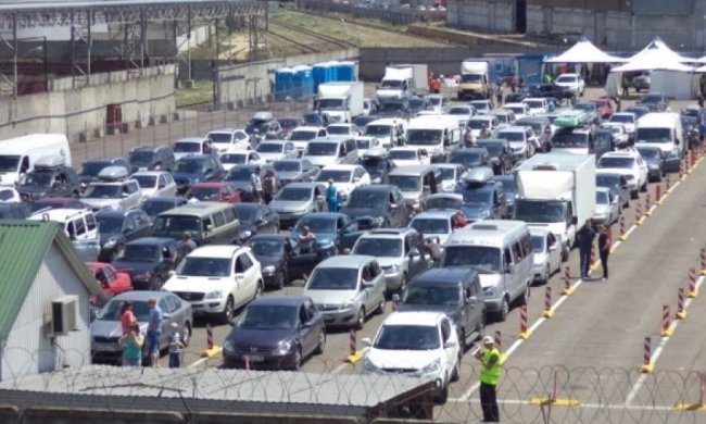 На Керченской переправе пробка из тысяч авто