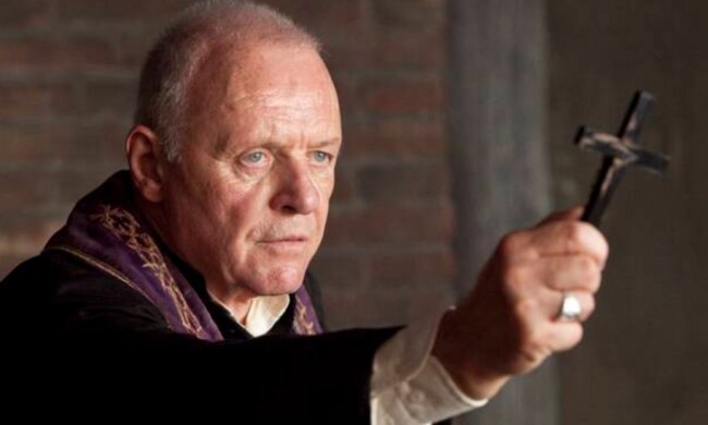 Мочилася чорним та мала обличчя Люцифера: священник розповів про моторошний сеанс екзорцизму