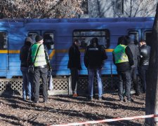 В Киеве у метро обнаружили тело голой женщины: фото 18+