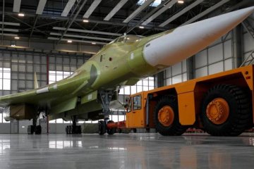 Армата з фанери: соцмережі висміяли "новий" путінський бомбардувальник