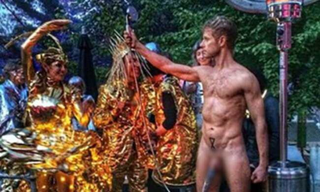 У Москві  художник прийшов на костюмований фестиваль голяка