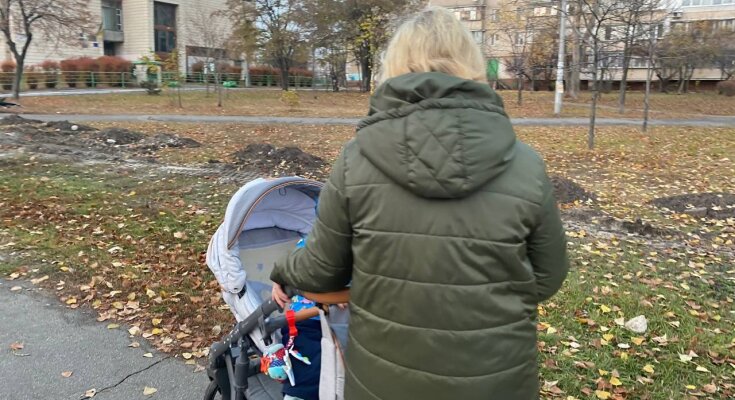 Жінка з дитиною, фото: Знай.ua