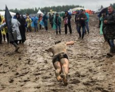 Навіть погода проти: багнюка поглинула фестиваль окупантів