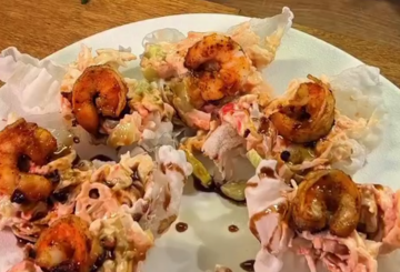 Рулетики с креветками, икрой и огурцом, кадр из видео