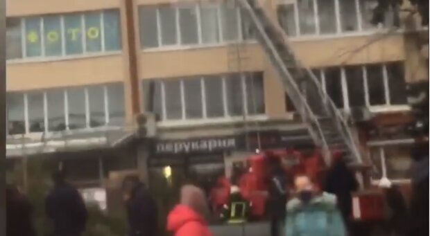В Хмельницком пламя охватило ТРЦ, люди срочно эвакуируют: "Прыгают в окна"