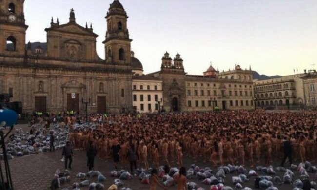 10 тысяч голых людей сфотографировались в столице Колумбии