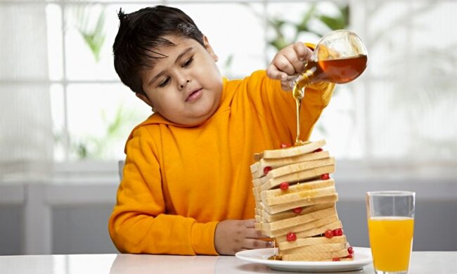 Ожирение у детей: родителям объяснили, откуда начинается проблема