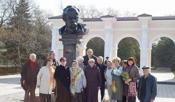 В Крыму активисты провели акцию у памятника Т. Шевченка (фото)