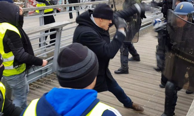 Екс-чемпіон з боксу заарештований за напад на поліцейських: відео