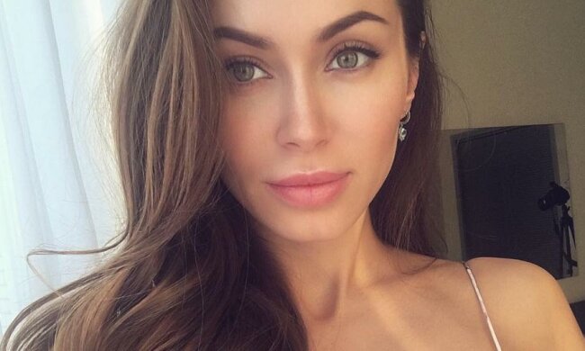 Русская Джоли скинула с себя одежду