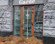 Элитный бутик в Киеве украсили кучей навоза