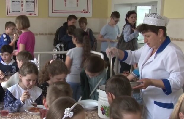 Школьная столовая, кадр из видео