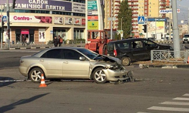 Три іномарки зіткнулися в Харкові - четверо людей в лікарні (фото, відео)