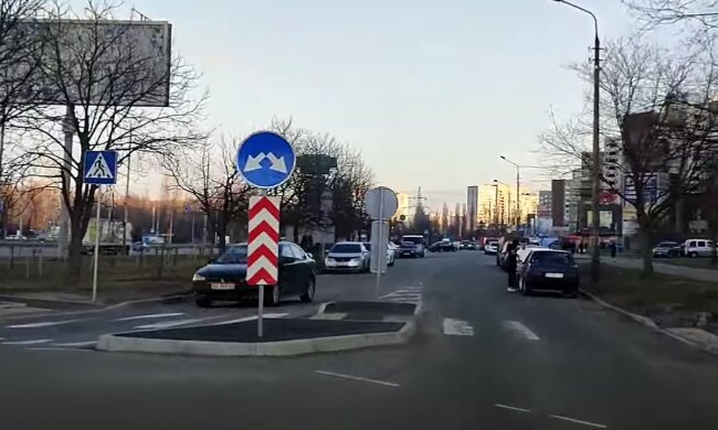 Дорожній рух. Фото: скрін youtube