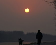 Солнечное затмение заворожило мир: первые фото и видео