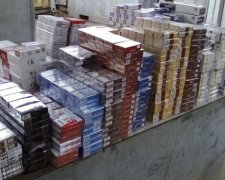 Склад з російськими цигарками викрили у Маріуполі (відео)