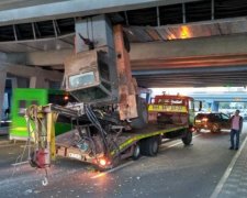 Водій-дегенерат розчавив тягач з ескаватором під київським мостом