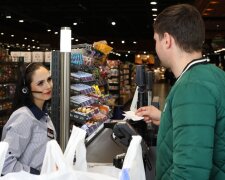 В магазині АТБ у покупця "зникла" величезна сума, хіба червоний цінник вартий цього - жорстке відео