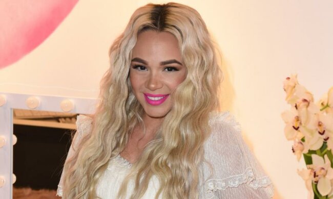 Девушка Мейвезера хвастается дорогими подарками