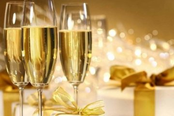 Пити шампанське із великих келихів шкідливо - вчені