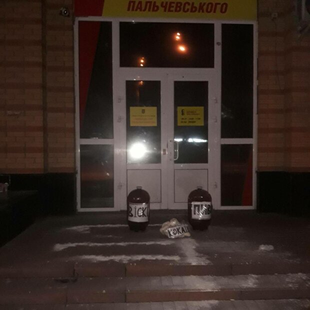 На Оболони неизвестные оставили десятки литров виски возле офиса депутата Людмилы Костенко