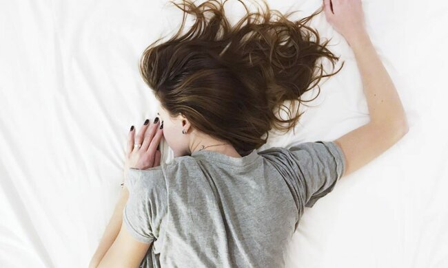 Вчені знайшли найледачіший спосіб схуднення: можна не вилазити з ліжка