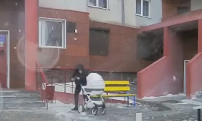 на маму з коляскою звалилася брила льоду, скріншот з відео