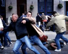 Хулігани влаштували погром у центрі Львова: дісталось копам та навіть природі