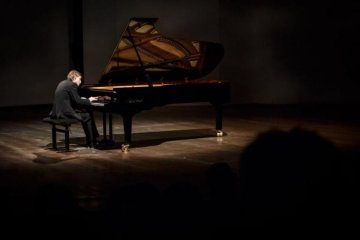Це все Росія: артист замертво впав прямо на сцені