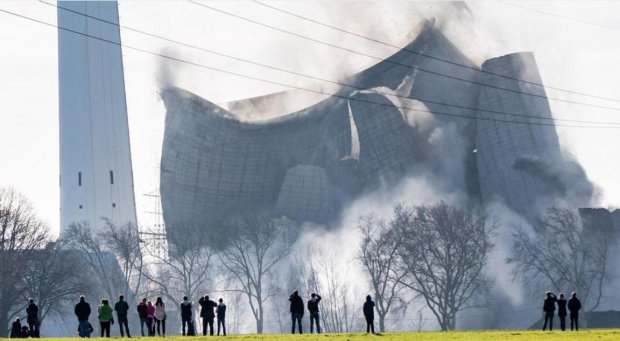 Крупнейшая электростанция взлетела на воздух: 28 тысяч тонн стали и завалов