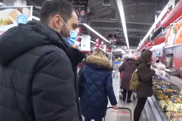Украинцы в супермаркете, скриншот: Youtube