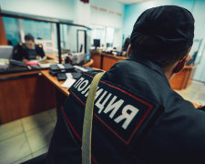 Голова хотела подышать: неадектват пробил ножом свой череп и принялся медитировать, видео 18+