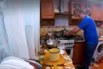 Чоловік біля плити, фото: скріншот з відео