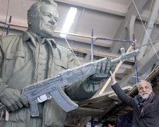 У Москві зіпсували пам'ятник Калашникову: відео