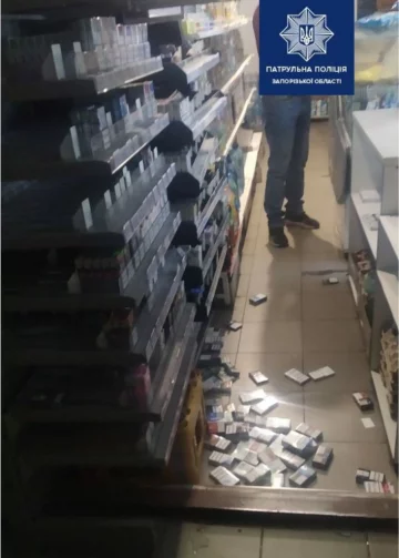 У Запорізькій області чоловіки вночі пробралися в магазин, фото: Патрульна поліція