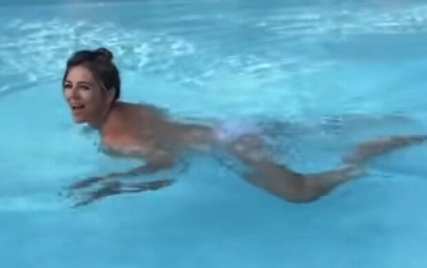 В басейні топлес. Фото:  YouTube