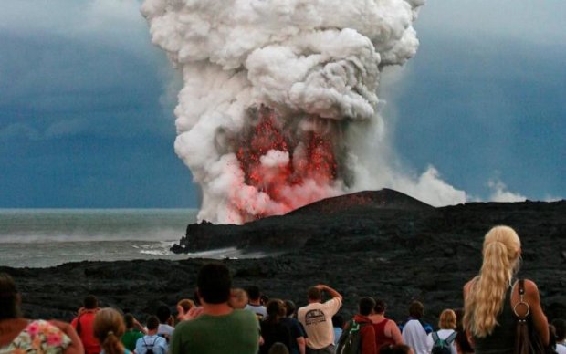 Гигантский вулкан выгнал тысячи людей из их домов: впечатляющее видео
