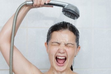 Холодный душ и апельсиновый сок помогут проснуться без кофе