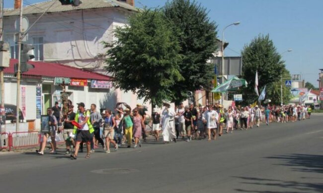 Занадто жарко: жінка прогулялася містом у костюмі Єви