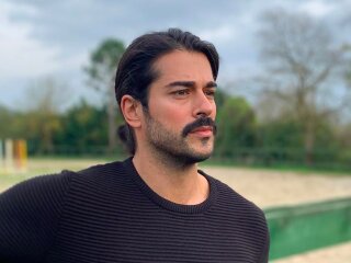 Бурак Озчивіт, instagram.com/burakozcivitgr/