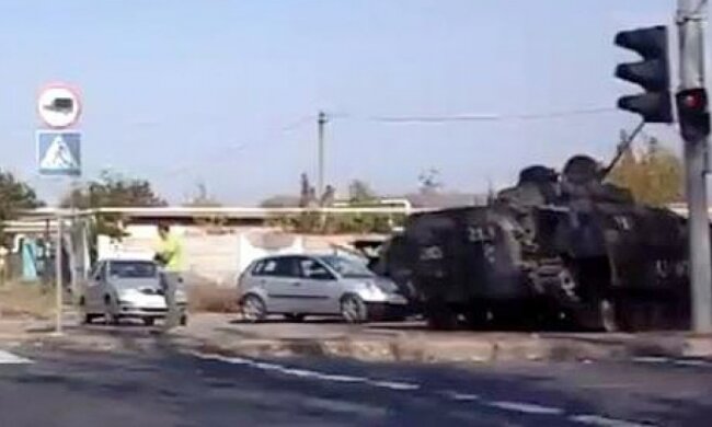 У Донецьку БМП розчавив легковик (фото, відео)