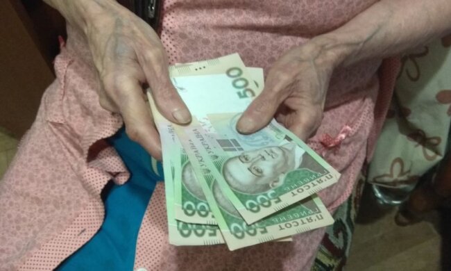 Пенсіонер з грошима в руках