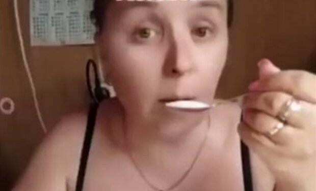 Россиянка съела ложку соли, скриншот из видео