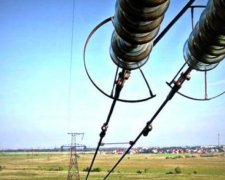 Дві опори для подачі електрики в Крим підірвали мінами